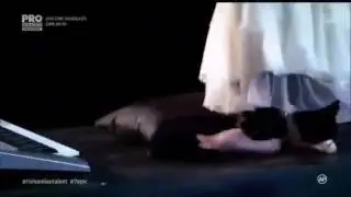 Сыграла на пианино ногами. Вот это да