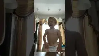 Дима и Мама готовят омлет