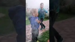 Два братаОдин работает, а другой как всегда дурачится.Многодетная семья. Многодетки. 