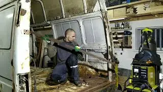 Ремонт Форд Транзит. Часть 3 - Срезаю пол. Пескострую/ Transit repair. Part 3 - cutting,sandblasting