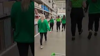оделась но не тут было чуть-чуть не потерял среди сотрудников 🤭🤭🤭