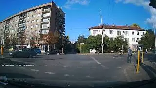 Поредния велосипедераст минаващ на червено