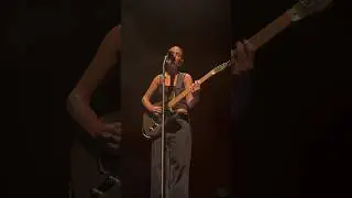 mão na cintura, puxa, gruda