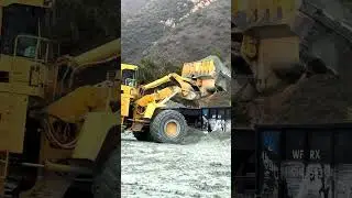 Cat 992G loading rail cars