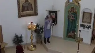 Бабушка дирижирует в церкви.