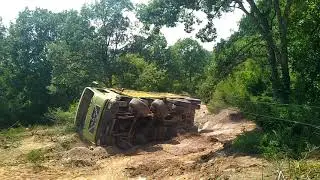 Изправяне на обърнат МАН  с МТЛБ -30 % наклон  с 40 тона чакъл с. Лешниково-24.07.2022