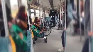 Singen für die Freiheit in der Berliner S-Bahn mit Perin Dinekli