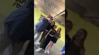 Leuk bezoek in de dansstudio!🥰 Herken jij onze special guest? #dansstudiosarah
