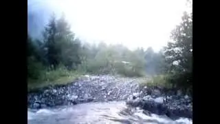Уазик переправляется через Санчару