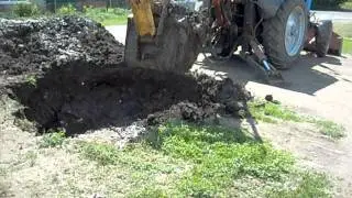 экскаватор роет яму..