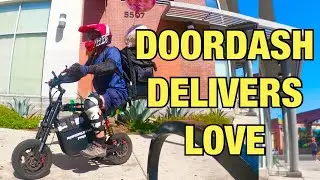 MY ELECTRIC SCOOTER ALMOST FLEW AWAY DOORDASHING BALLONS on the Emove Roadrunner Pro