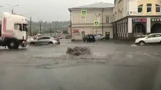 Фонтан посреди дороги в Барнауле
