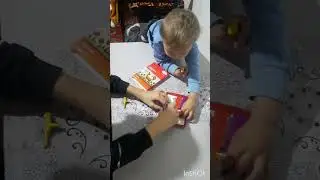 Малыш мешает брату. The baby is disturbing his brother. 那个婴儿打扰了他的兄弟。