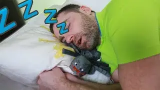 Максим и сонный папа едут в кафе и играют мячиком