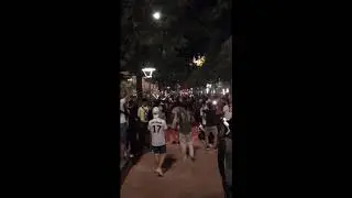 Des supporters lyonnais se réunissent pour célébrer la victoire de l’#OL face à #ManchesterCity #LDC