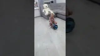 Милана катается на гироскутере и рассказывает стихотворение!