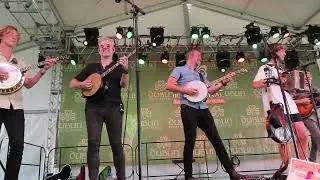 We Banjo 3 - "Pressed For Time" (with the Byrne Brothers)