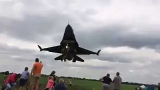 Самолет F16 едва не снес головы посетителям авиашоу \  Turkish Jet F16 Flying Really Lo