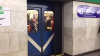 Двери в питерском метро