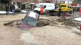 Auto zakt door wegdek