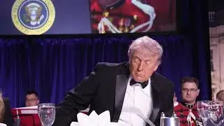 Caos tra i tavoli dei giornalisti dopo gli spari, Trump portato via dagli agenti dei servizi segreti