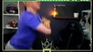 Стример садится на бутылку при этом отрицая это!