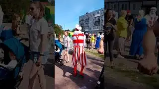 #shorts#Веселые красочные персонажи на празднике.