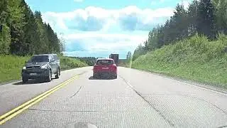 Hurja ohitus autotraileri perässä.