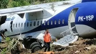 Flugzeug rutscht von Startbahn - mehrere Verletzte