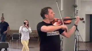 Играет Миша Нодельман