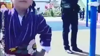 Тожикистонлик Уйинчи болакай Дахшат Холи бунакаси булмаган.