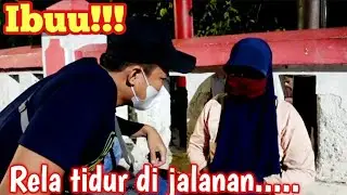 SEORANG IBU, TIDUR DI JALANAN