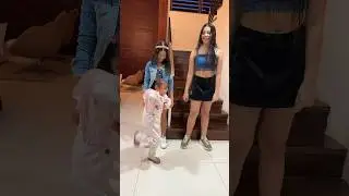 Eloah de Araújo dançando a Dança da Motinha com sua irmã - 