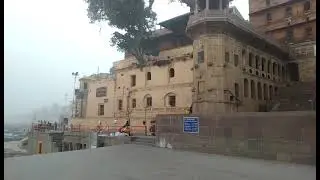 परिदृश्य 2: काशी की एक अविस्मरणीय उषा बेला।