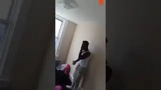 Отец застукал дочь в постели с парнем!!!