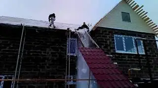 Зима, чистка снега с крыши