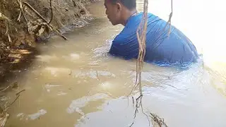 របៀបចាប់ត្រីដោយដៃ How to catch fish with bare hands