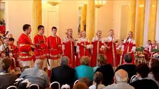 Выходила Донюшка по лужочку