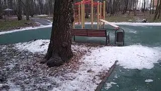 Мертвое дерево на детской площадке в мкр.3