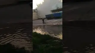 Пацан-наркоман катается в сандалиях без носок по очень глубокой луже