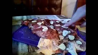 Свинина сварена в луковой шелухе