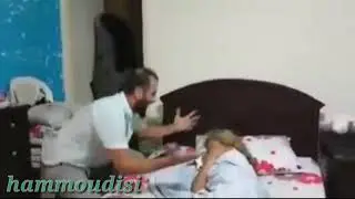 شاهد الرجل ماذا فعل بزوجته وهي نايمه.. 😂😂