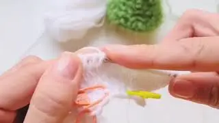 Вязаный новогодний шар тунисским крючком