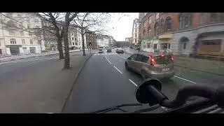 Travl Tesla klemmer ud foran and3n bil, Åboulevard
