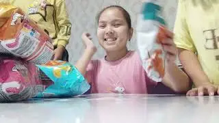Распаковка. Кафеден артылған ақша.