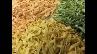 Лапша из шпината и красного перца