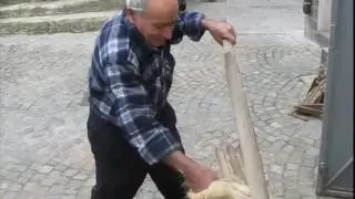 ניפוץ גבעולי פשתן עבודת יד