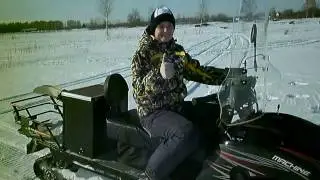 Жена первый раз села на снегоход.
