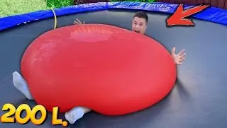 ¿¡ UNA PERSONA bajo un GLOBO GIGANTE con 200 LITROS DE AGUA ?! ¿ES POSIBLE RESISTIR?