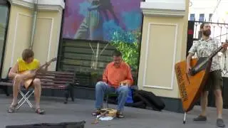Мой друг лучше всех играет блюз.трио музыкантов